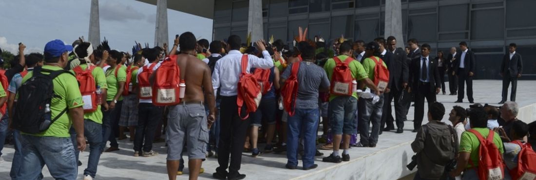 Índios de várias etnias, protestam em frente ao Palácio do Planalto. Os manifestantes entraram em confronto com seguranças ao tentarem subir a rampa que dá acesso ao local