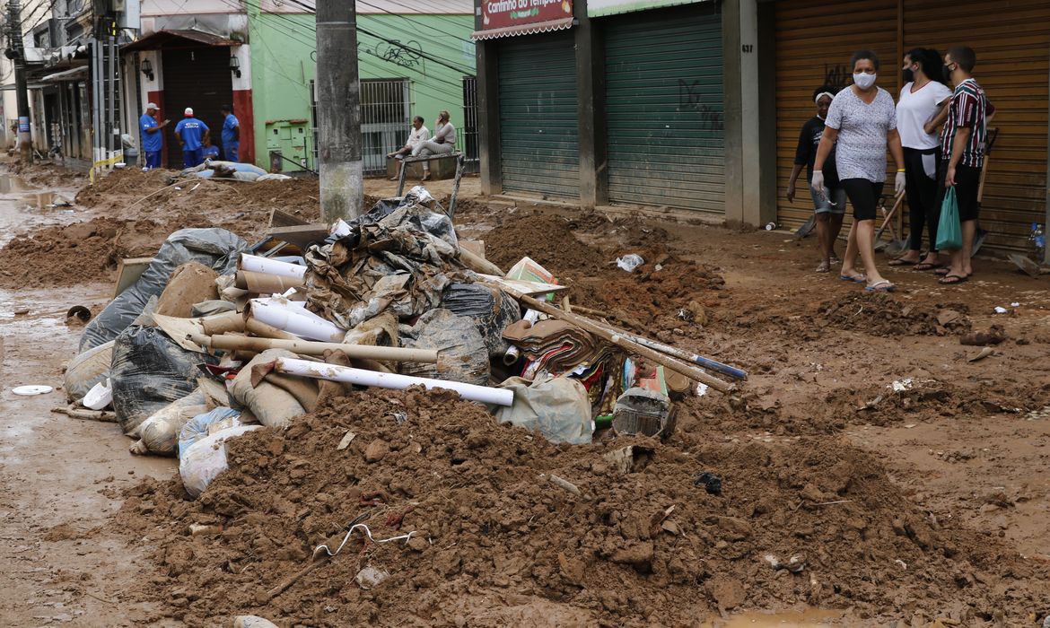 Trabalhos de desobstrução na Rua Teresa, bloqueada pela lama acumulada de deslizamentos de terra durante chuvas em Petrópolis.