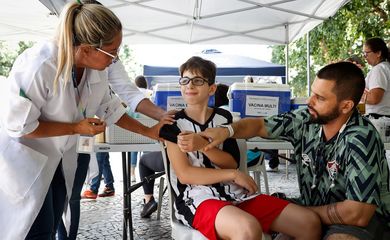 Rio de Janeiro - Dia D contra a dengue no Rio tem campanha educativa e vacinação.  Leonardo e o filho Davi . Foto: Edu Kapps/SMS