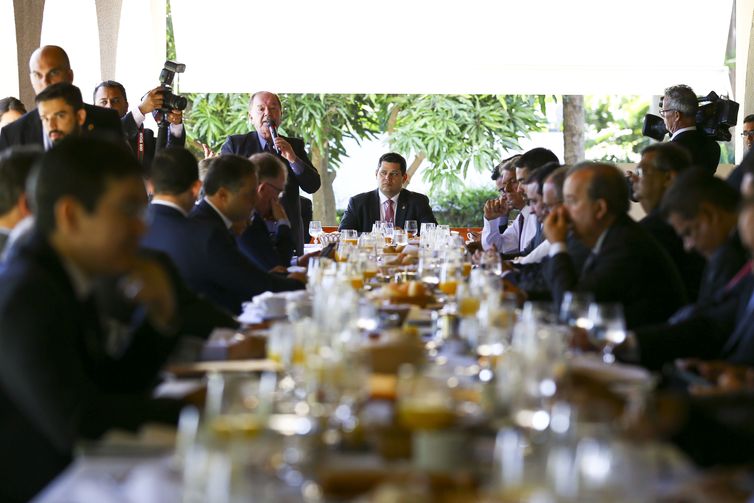 Os presidentes do Senado, Davi Alcolumbre, e da Câmara dos Deputados, Rodrigo Maia, durante reunião com governadores e parlamentares, na residência oficial do Senado.