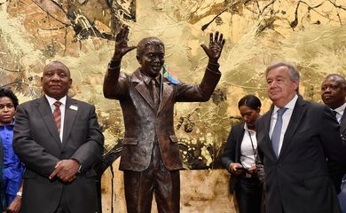 O secretário-geral da ONU, António Guterres, e o presidente da África do Sul, Cyril Ramaphosa durante a inauguração da estátua de Nelson Mandela na sede da Nações Unidas, em Nova York