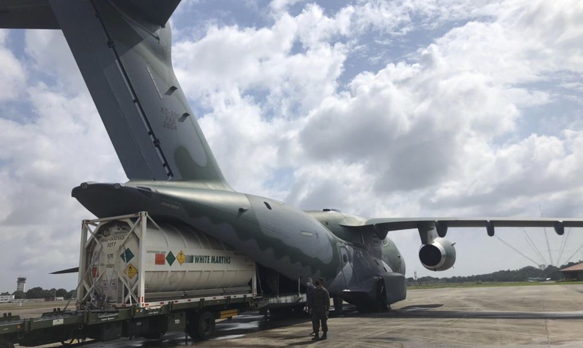 O avião cargueiro KC-390 Millenium transportou um isocontainer, tanque com grande capacidade, com oxigênio líquido de Belém, no Pará, para Manaus, no Amazonas na segunda-feira (01).
