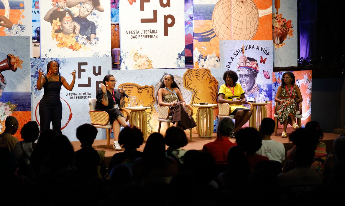 Rio de Janeiro (RJ) 11/11/2024 - A diretora da Anisita Internacional, Jurema Werneck, a deputada federal Benedita da Silva, e a ativista trans Neon Cunha participam da Festa Literária das Periferias (Flup), no Circo Voador, com mediação da jornalista Maria Eduarda Nascimento. Foto: Fernando Frazão/Agência Brasil