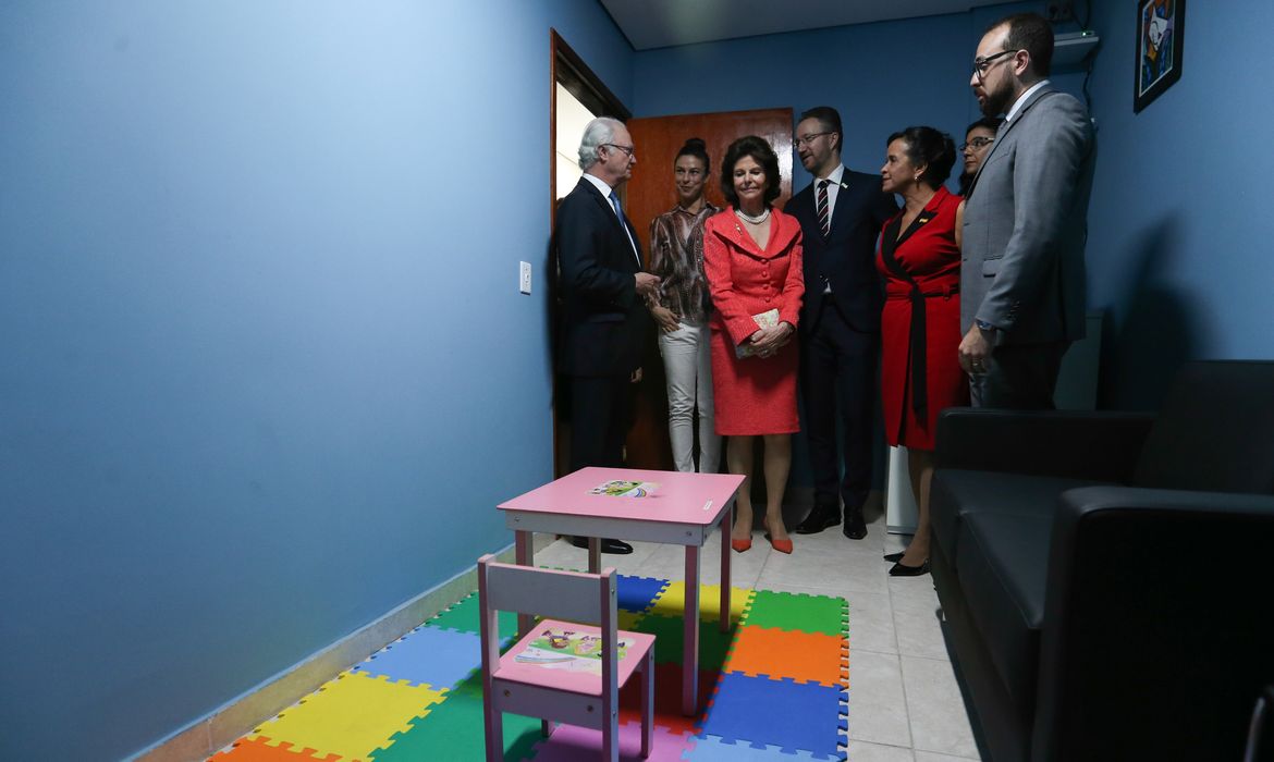 Brasília - O rei da Suécia, Carlos Gustavo, e a rainha Sílvia visitam o Centro Integrado para Crianças Vítimas de Abuso Sexual 18 de Maio (Fabio Rodrigues Pozzebom/Agência Brasil)