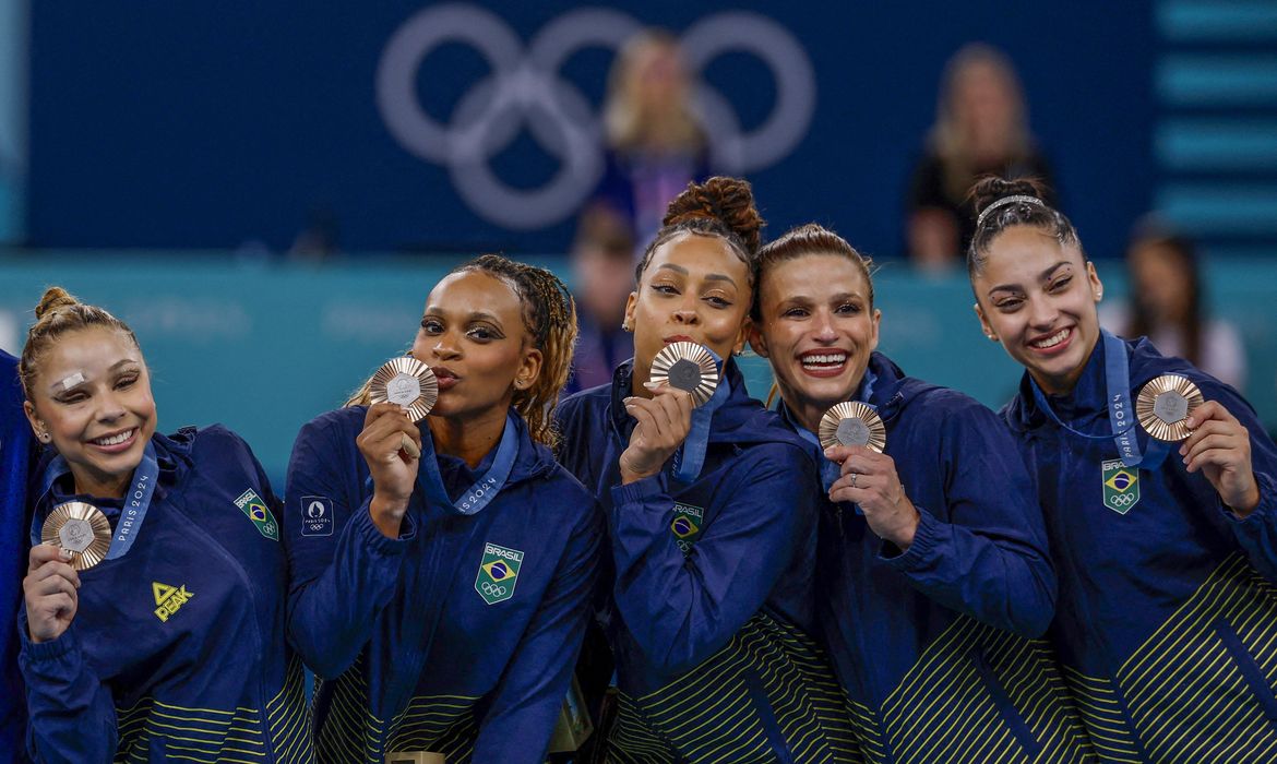 Paris 2024 Olympics - Artistic Gymnastics - Women's Team Victory Ceremony - Bercy Arena, Paris, France - July 30, 2024.
Bronze medallists Rebeca Andrade of Brazil, Jade Barbosa of Brazil, Lorrane Oliveira of Brazil, Flavia Saraiva of Brazil and Julia Soares of Brazil pose for a picture with their medals. REUTERS/Amanda Perobelli