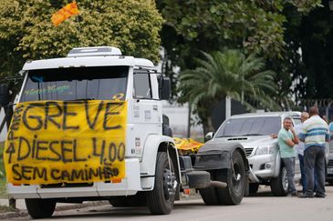 Caminhoneiros protestam contra elevação no preço do diesel na rodovia BR-040, em Duque de Caxias. 