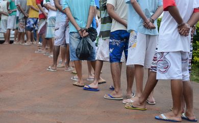 Brasília - O último grupo de adolescentes que cumprem medida de internação no antigo Caje, são levados para as novas unidades de internação (Marcelo Camargo/Agência Brasil)