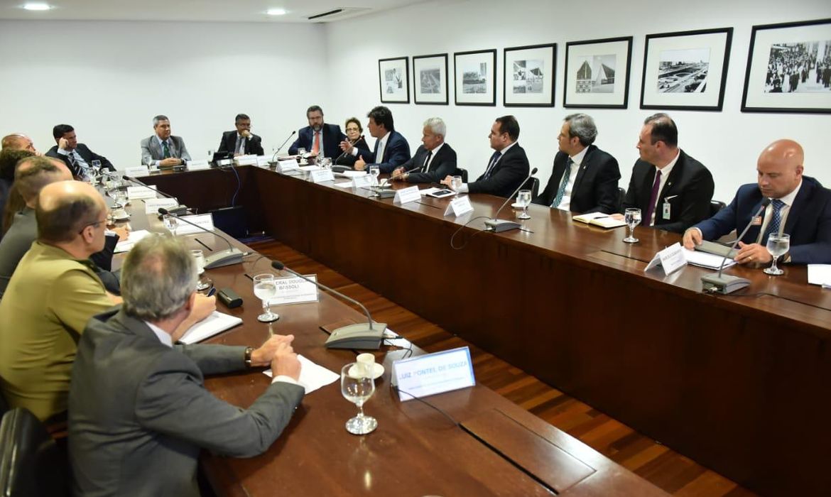 Ministros se reúnem no Palácio do Planalto para discutir ações de combate ao coronavírus.