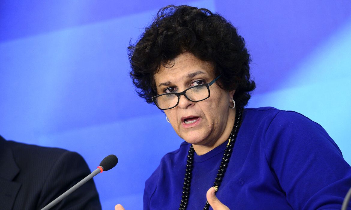 Brasília - A ministra do Meio Ambiente, Izabella Teixeira, fala sobre o desastre ecológico de Mariana, após reunião com a presidenta Dilma Rousseff, no Palácio do Planalto (Valter Campanato/Agência Brasil)