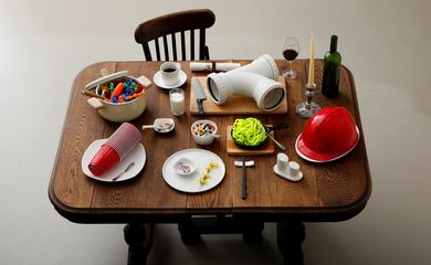 Itens de plástico em cima de mesa para refeição em foto de ilustração
31/03/2020 REUTERS/Kim Kyung-Hoon