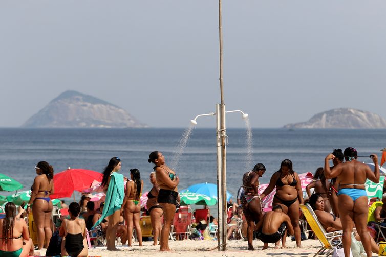 Rio de Janeiro (RJ), 24/08/2023 - Cariocas se refrescam na praia do Leme em meio a forte onda de calor. Foto:Tânia Rêgo/Agência Brasil