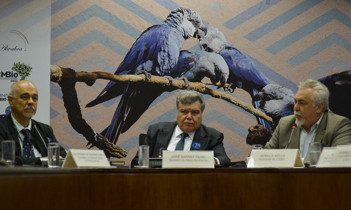 Brasília - O representante do MMA, José Carlos Oliveira da Costa (E), o ministro Sarney Filho e o presidente do ICMBio, Rômulo Mello, na assinatura de parceria para defesa da ararinha-azul  (José Cruz/Agência Brasil)