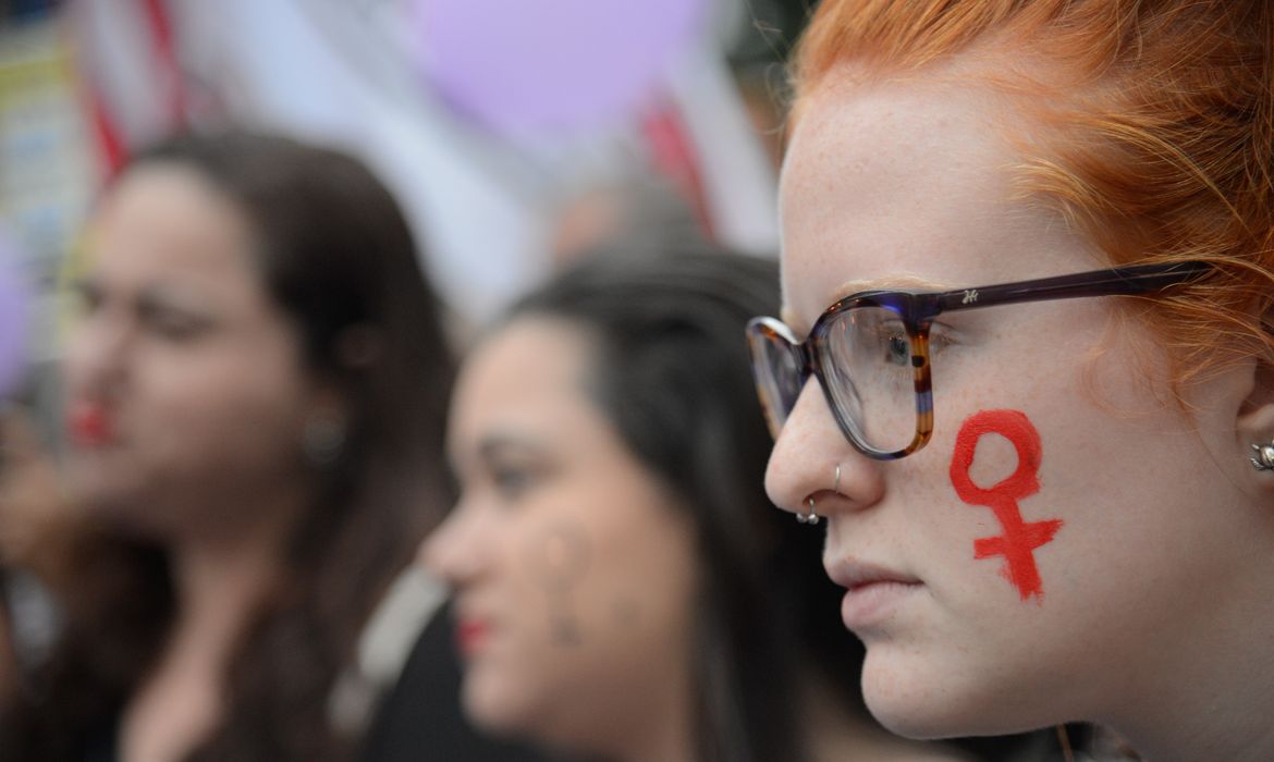Rio de Janeiro - Mulheres fazem caminhada em solidariedade às manifestações feministas na América Latina, que tem países com alta taxa de feminicídio, segundo a ONU (Fernando Frazão/Agência Brasil)