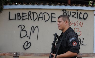 Rio de Janeiro - Polícia Militar ocupa Vila Kennedy, na zona oeste da cidade, para implantação de mais uma Unidade de Polícia Pacificadora(UPP).