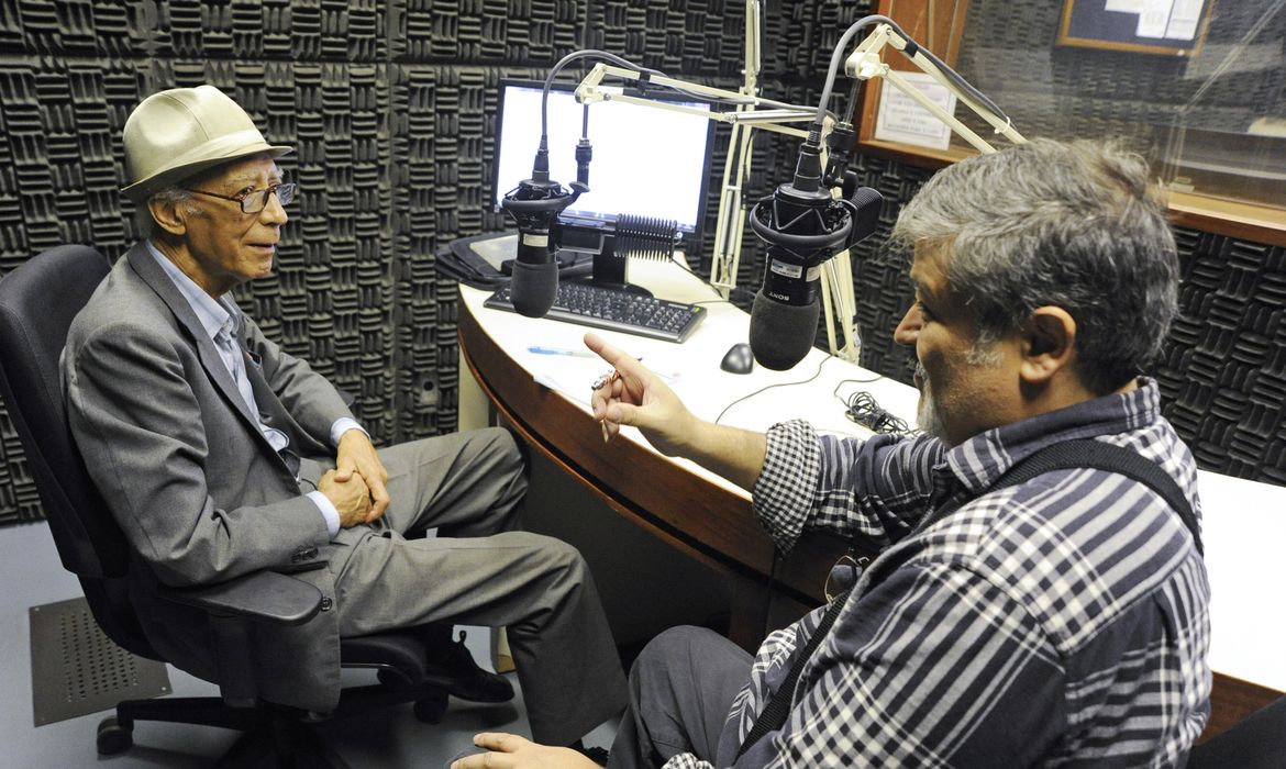 Brasília (DF), 12.02.2015 - O apresentador Alcebíades Muniz Neto entrevista o sambista Carlos Elias na Rádio Senado. Foto: Moreira Mariz/Agência Senado.