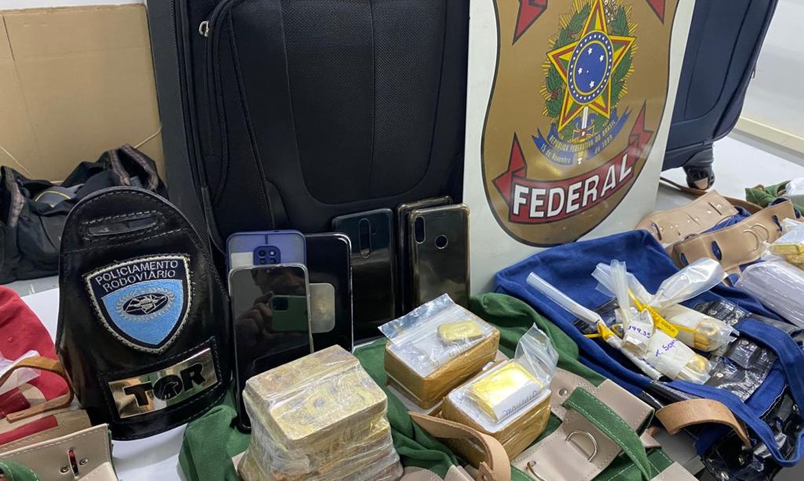 A Polícia Federal (PF) apreendeu na tarde de ontem (4) 77 kg de ouro em barras transportado por seis brasileiros em um avião particular que aterrissou no Aeroporto Estadual de Sorocaba - Bertram Luiz Leupolz.