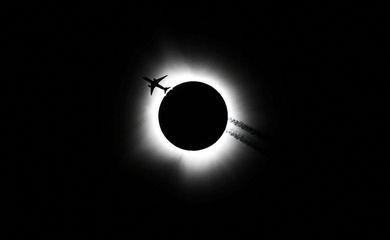 Um avião passa perto do eclipse solar total durante a Celebração Cósmica Hoosier no Memorial Stadium em Bloomington, Indiana, EUA 8 de abril de 2024. Foto: Bobby Goddin/USA Today/ Reuters/TPX Imagens do dia 