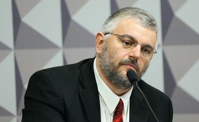 Brasília - João Henrique Pederiva, coordenador da junta pericial composta por três servidores do Senado, durante sessão da Comissão Processante do Impeachment para oitiva dos peritos (Marcelo Camargo/Agência Brasil)