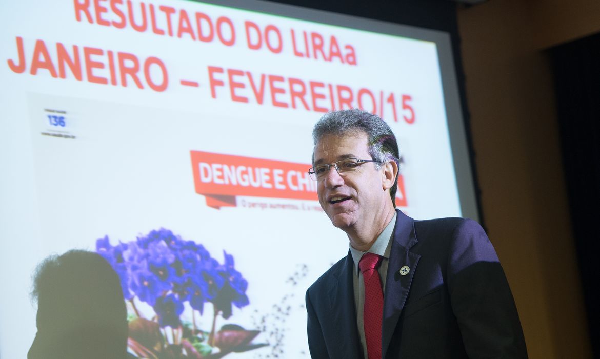 O ministro da Saúde, Arthur Chioro, apresenta o novo mapa da dengue, com dados do Levantamento Rápido de Índices para Aedes aegypti e o balanço da doença (Marcelo/Agência Brasil)