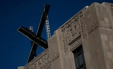 FILE PHOTO: 'X' logo is seen on the top of the headquarters of the messaging platform X, formerly known as Twitter, in downtown San Francisco, California, U.S., July 30, 2023.  REUTERS/Carlos Barria/File Photo