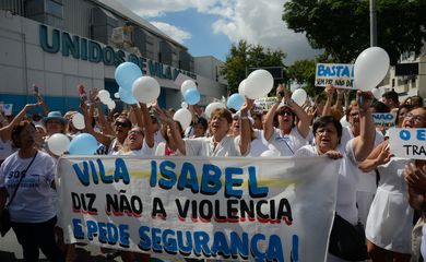 Rio de Janeiro - Moradores e comerciantes de Vila Isabel, zona norte do Rio, fazem caminhada pela paz e contra a violência na região (Fernando Frazão/Agência Brasil)