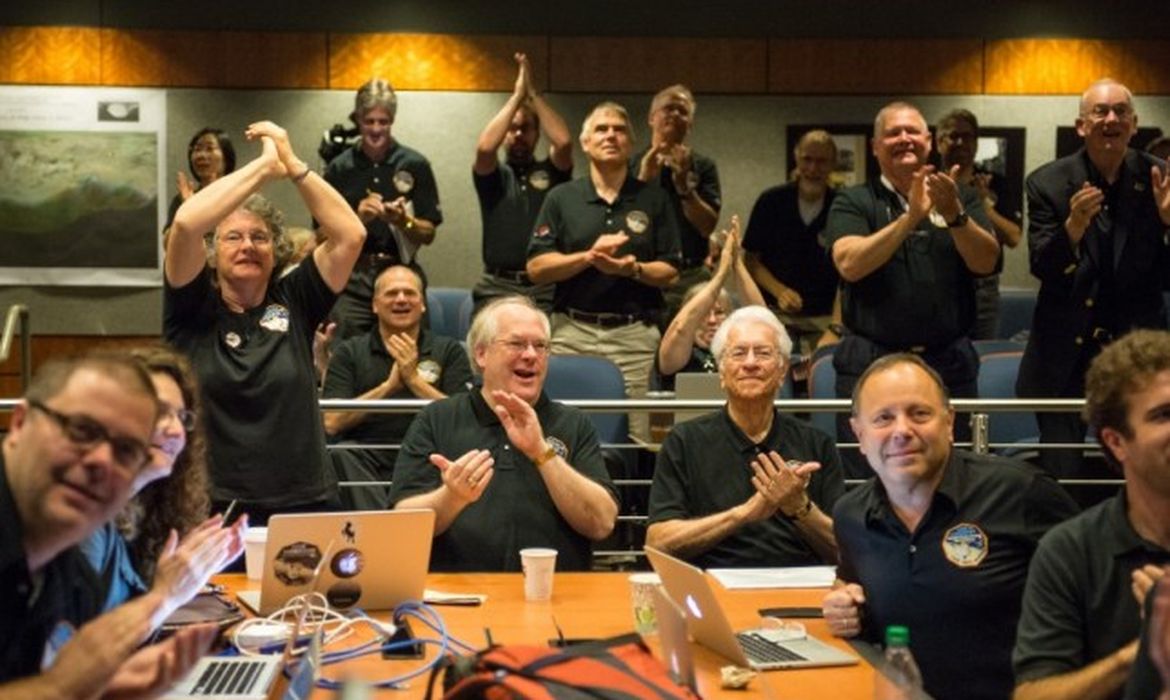 Cientistas da Nasa comemoram aproximação máxima da sonda New Horizons a Plutão (Bill Ingalls/NASA)