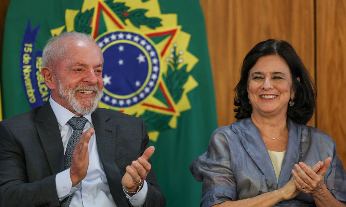 Jose Cruz/Agência Brasil Brasília (DF), 25/02/2025 - Presidente Luiz Inácio Lula da Silva (e) ao lado da ministra da saúde, Nísia Trindade (d), durante cerimônia de assinatura de parcerias para fortalecimento da produção e inovação de vacinas e biofármacos
Foto: Jose Cruz/Agência Brasil