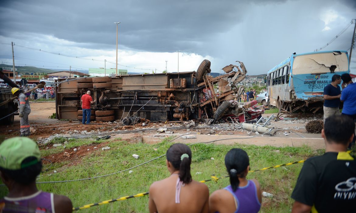 Brasília - Um caminhão perdeu o controle, bateu em um ônibus, uma van e dois carros e causou quatro mortes em São Sebastião, no Distrito Federal (Fabio Rodrigues Pozzebom/Agência Brasil)