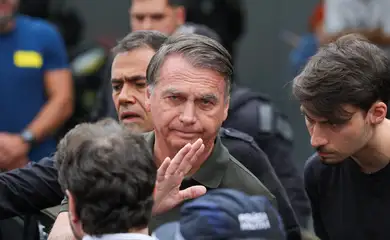 Brasília (DF) 14/09/2025 O ex-presidente Jair Bolsonaro, acompanhado de seu filho, Jair Renan, deixa hospital sob forte esquema de segurança, após passar por procedimentos. Foto: Fabio Rodrigues-Pozzebom/ Agência Brasil