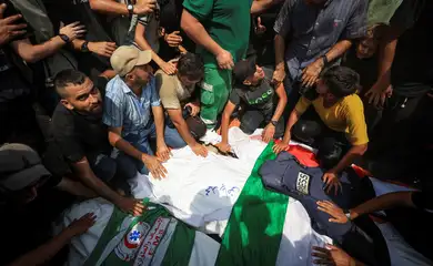Mourners attend the funeral of Al Jazeera journalists Anas Al Sharif, Mohammed Qreiqeh, Ibrahim Zaher, Mohammed Noufal and another colleague, who were killed in an Israeli strike, in Gaza City August 11, 2025. REUTERS/Dawoud Abu Alkas