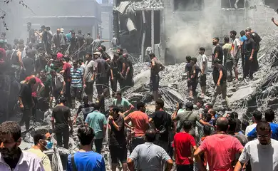 Gaza. 22/06/2024  Palestinos procuram vítimas no local de ataques israelenses a casas no campo de refugiados de Al Shati, na Cidade de Gaza. REUTERS/Ayman Al Hassi