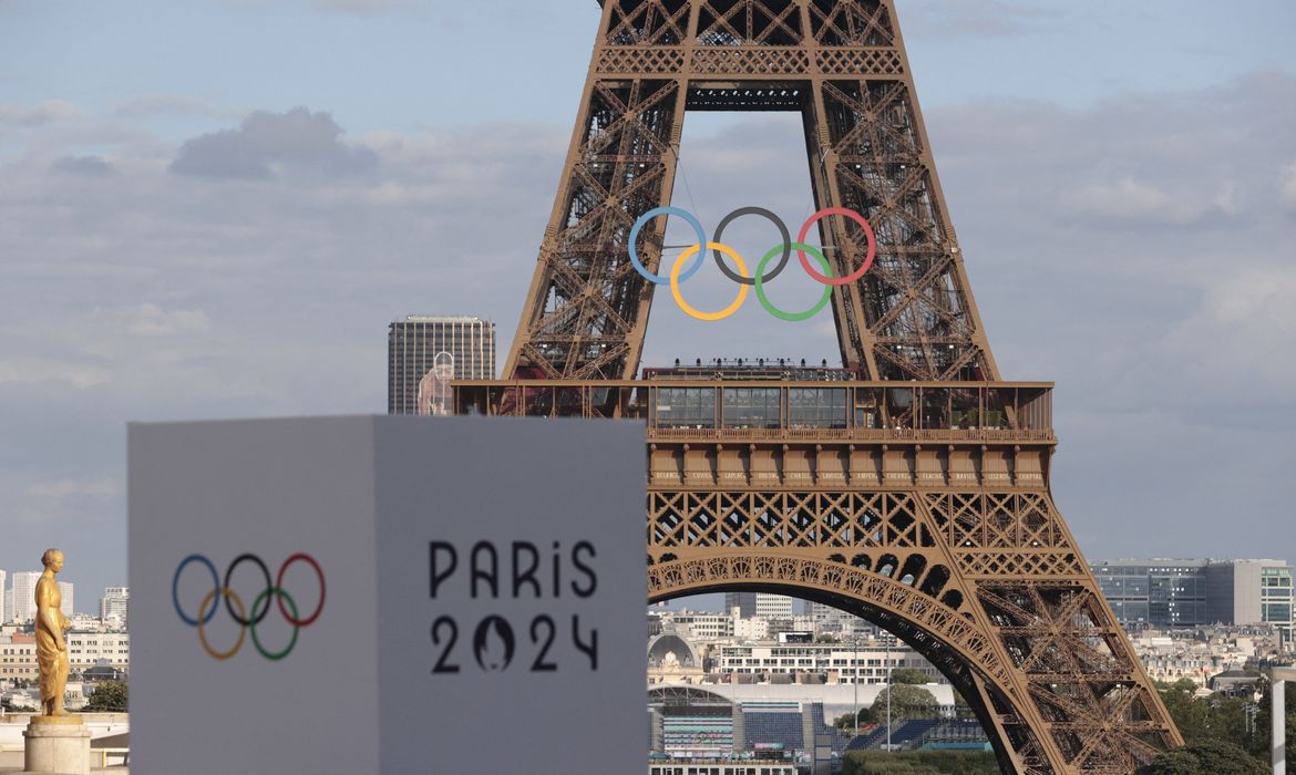 Anéis olímpicos na Torre Eiffel<br /> 22/7/2024   REUTERS/Abdul Saboor