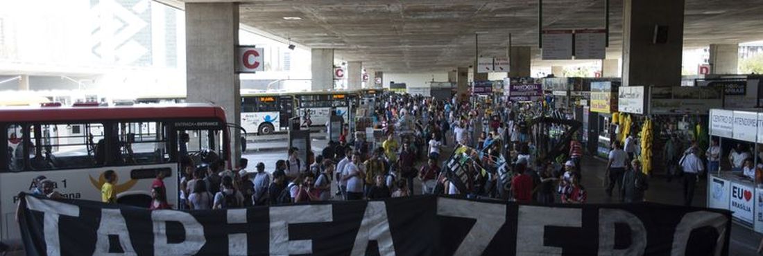 Manifestação pede tarifa zero no transporte em Brasília
