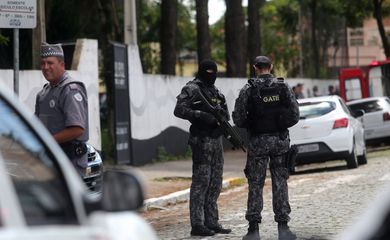 Policiais são vistos na escola Raul Brasil após um tiroteio em Suzano em São Paulo
