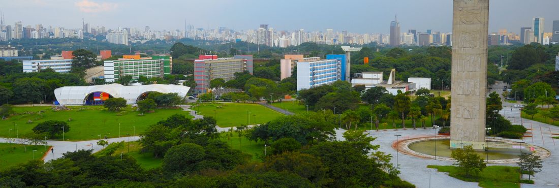 O campus da Universidade de São Paulo na capital paulista. No detalhe, a Praça do Relógio