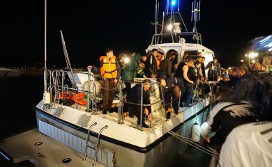 Migrantes são resgatados no Porto de Mytilini, no Mar Egeu (EPA/Stratis Balaskas/Agência Lusa/Direitos Reservados)