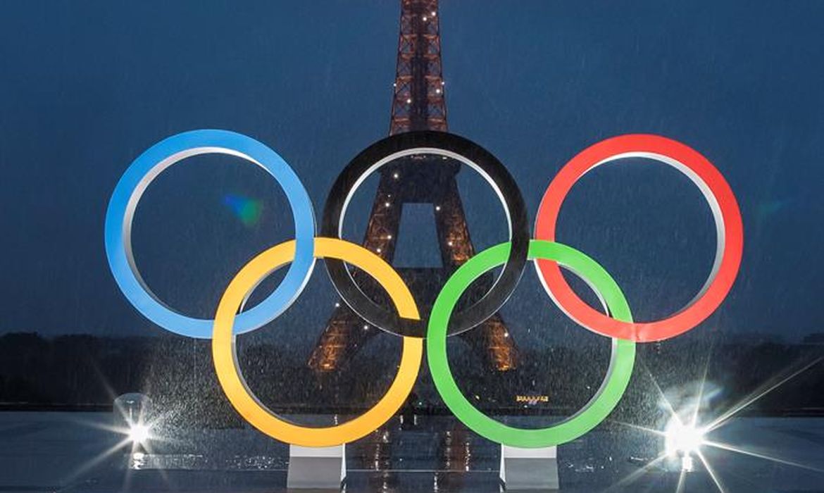 Em Paris, logo após a confirmação da cidade como sede dos Jogos, foi revelado um monumento com os cinco aros olímpicos em frente à torre Eiffel