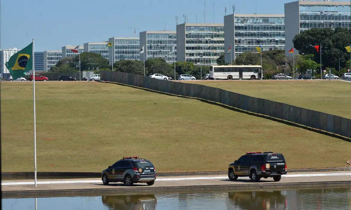 Brasília - Para evitar confrontos entre manifestantes pró e contra impeachment a Secretaria de Segurança Pública do Distrito Federal delimitou área na Esplanada dos Ministérios (José Cruz/Agência Brasil)