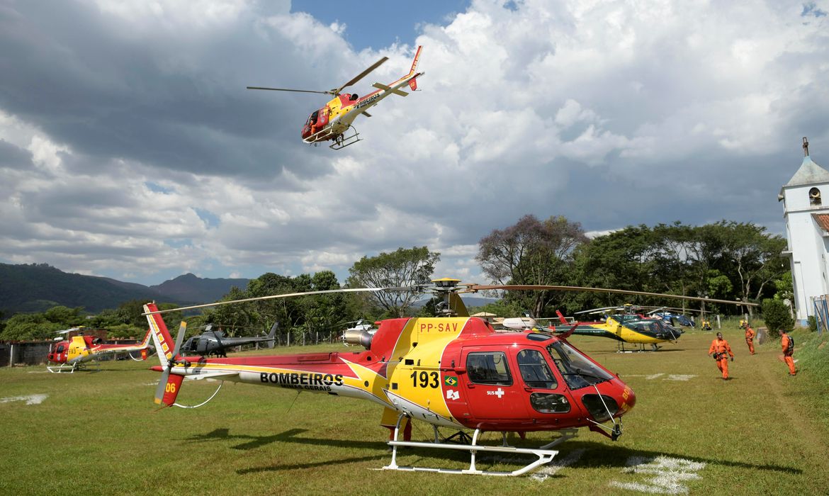 Helicópteros de resgate durante buscas por vítimas em Brumadinho, onde uma barragem da mineradora Vale se rompeu.