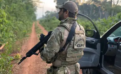 A Polícia Federal deflagrou na manhã desta quarta-feira, 04/12, uma operação para combater a ação de uma Organização Criminosa que atuava no processo de extração ilegal de aroeira na região da Terra Indígena Sararé