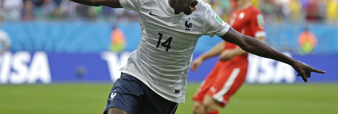 Blaise Matuidi comemora o belo chute que resultou no segundo gol da França na partida