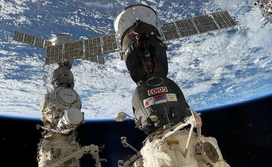 Cápsula espacial Soyuz MS-23 levando os cosmonautas russos Sergey Prokopyev e Dmitry Petelin e o astronauta norte-americano Frank Rubio, enquanto se preparam para deixar a Estação Espacial Internacional de volta à Terra