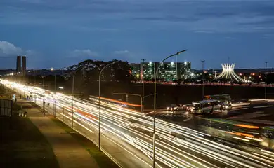 15/06/2023 - Brasília - Trânsito intenso na Esplanada dos Ministérios em Brasília - Cenas da Cidade. Foto: Rafa Neddermeyer/Agência Brasil