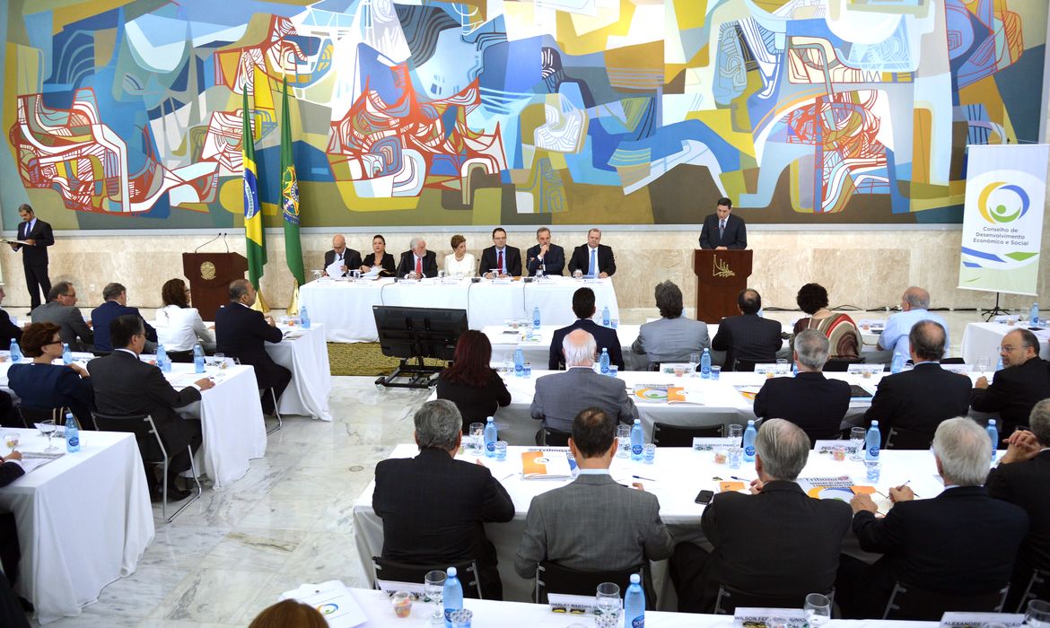 Brasília - A presidenta Dilma Rousseff coordena a 44ª Reunião Ordinária do Pleno do Conselho de  Desenvolvimento Econômico e Social (CDES) (Fabio Rodrigues Pozzebom/Agência Brasil)