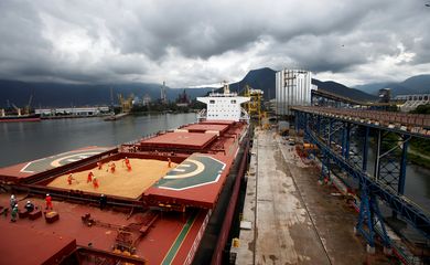 Navio carregado com soja para exportação no Porto de Santos (SP)
Foto: Paulo Whitaker/Reuters/Arquivo