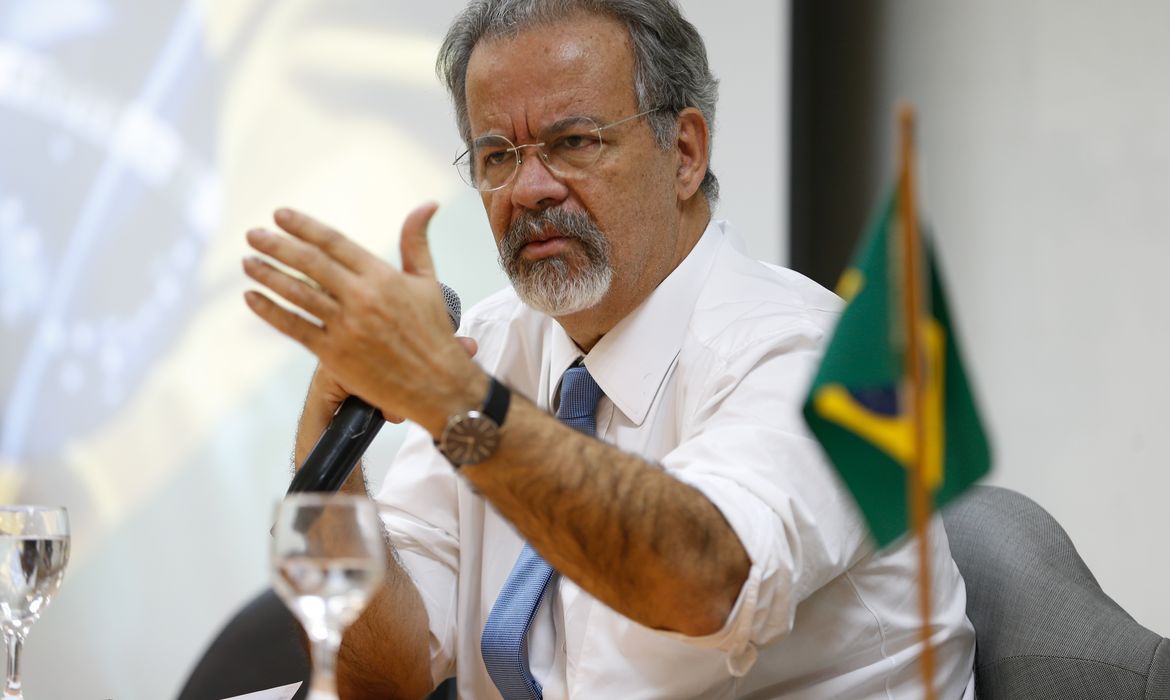 Rio de Janeiro - O ministro da Segurança Pública, Raul Jungmann, se reúne com a bancada parlamentar fluminense para discutir a situação do estado, na Escola Superior de Guerra (Tânia Rêgo/Agência Brasil)