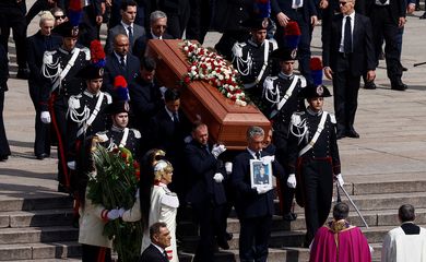 Pallbearers carry the coffin of former Italian Prime Minister Silvio Berlusconi during his state funeral, at Duomo square, in Milan, Italy June 14, 2023. REUTERS/Guglielmo Mangiapane