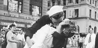 Fotografia de um casal comemorando o fim da Segunda Guerra Mundial