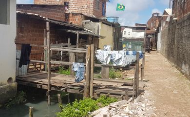 Bairro de Santo Amaro no Recife tem construções precárias sobre palafitas