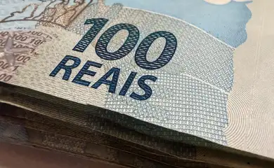 10/07/2026 - Brasília - dinheiro, moeda, real, reais, cédula, cédulas, nota, notas, moeda brasileira, dinheiro brasileiro, inflação, inflação alta, deflação, economia, economia brasileira, mercado, mercado financeiro, finanças, finanças pessoais, orçamento, orçamento doméstico, renda, renda familiar, salário, salário mínimo, remuneração, vencimento, pagamento, poder de compra, custo de vida, custo dos alimentos, aumento de preços, alta dos preços, carestia, desvalorização, valorização, perda do poder de compra, crise econômica, recessão, crescimento econômico, consumo, consumidor, compras, supermercado, cesta básica, despesas, gastos, contas, contas a pagar, boletos, dívida, dívidas, endividamento, inadimplência, poupança, economia doméstica, investimento, investimentos, aplicações financeiras, juros, taxa de juros, taxa Selic, Banco Central, crédito, empréstimo, financiamento, cartão de crédito, débito, PIX, transferência bancária, banco, instituição financeira, orçamento familiar, planejamento financeiro, reserva de emergência, patrimônio, riqueza, patrimônio líquido, capital, capital financeiro, lucro, prejuízo, receita, despesa, balanço financeiro, impostos, tributos, tributação, imposto de renda, arrecadação, arrecadação fiscal, carga tributária, imposto, taxa, tarifas, câmbio, dólar, euro, cotação, câmbio flutuante, desvalorização cambial, valorização cambial, moeda estrangeira, inflação acumulada, índice de preços, IPCA, INPC, IGP-M, poder aquisitivo, renda per capita, desenvolvimento econômico, estabilidade econômica, política monetária, política fiscal, oferta, demanda, produtividade, consumo consciente, educação financeira, planejamento financeiro, equilíbrio financeiro, independência financeira, riqueza, prosperidade, orçamento público, gastos públicos, contas públicas, déficit, superávit, tesouro nacional, moeda forte, moeda fraca, liquidez, circulação de dinheiro, s